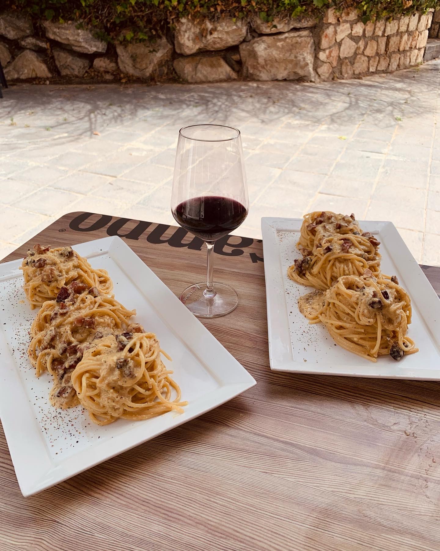 Pasta y vino en terraza